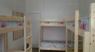 Гостиница Gnezdyshko Hostel Ялта Спальное место на двухъярусной кровати в общем номере для мужчин-3