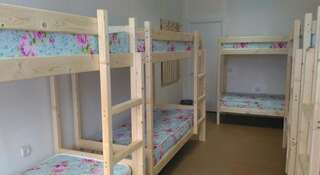 Гостиница Gnezdyshko Hostel Ялта Спальное место на двухъярусной кровати в общем номере для мужчин-2