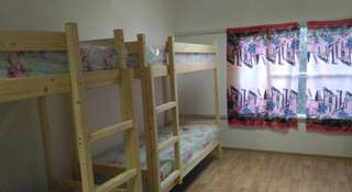 Гостиница Gnezdyshko Hostel Ялта Кровать в общем 8-местном номере-1