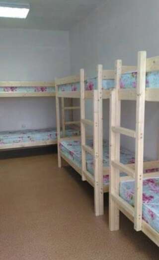 Гостиница Gnezdyshko Hostel Ялта Спальное место на двухъярусной кровати в общем номере для мужчин-4